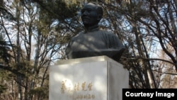 北京大学校园内老校长蔡元培之像。蔡元培提倡学术自由、教育自由、思想自由，而今北京大学被认为大反其道（美国之音拍摄）