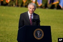 Senator Rob Portman di South Lawn Gedung Putih, Washington, 15 November 2021.(AP/Evan Vucci)