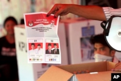 Para petugas pemilu melakukan perhitungan suara Pilpres di salah satu TPS di Jakarta, Rabu sore (17/4). (Foto: AP)