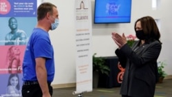 Potpredsednica SAD Kamala Haris aplaudira Amerikancu koji se vakcinisao u improvizovanoj klinici u okviru crkve Ebenezer u Atlanti, 18. juna 2021.