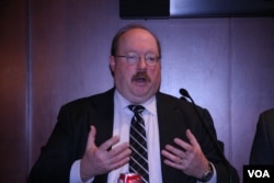 国际评估及战略中心资深研究员费舍尔(Richard Fisher)（美国之音 钟辰芳拍摄）