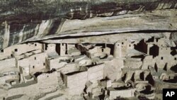 Làm thế nào mà người Anasazi leo xuống vách toàn bằng đá như thế này. Thật không dễ chút nào