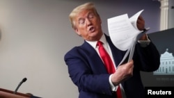 Predsednik Tramp tokom brifinga za novinare u Beloj kući, u ponedeljak 20. aprila 2020. (Foto: Reuters/Jonathan Ernst)