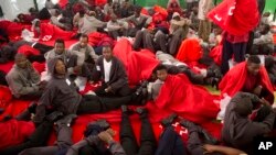 Para migran beristirahat di gelanggang olahraga setelah diselamatkan dinas penyelamatan laut di Selat Gribaltar, dekat pesisir Tarifa, Spanyol selatan, 12 Agustus 2014.
