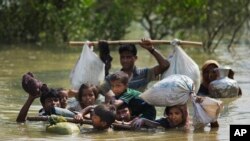 Keluarga Rohingya sampai ke perbatasan Bangladesh setelah menyeberangi kali idi sungai Naf yang berbatasan dengan Myanmar di wilayah Teknaf di Cox Bazar, 5 September 2017.