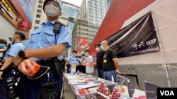 大批军装警员搜查支联会母亲节街站，怀疑支联会进行进行批准筹款活动（美国之音/汤惠芸）