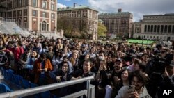Demonstranti u kampusu univerziteta Kolumbija (Foto: AP/Stefan Jeremiah)