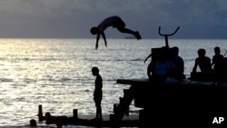 资料照：2004年3月24日，图瓦卢富纳富提附近，孩子们在泻湖玩耍。图瓦卢议员于2024年2月26日星期一选举费莱蒂·泰奥为这个南太平洋小岛国的总理。（美联社）