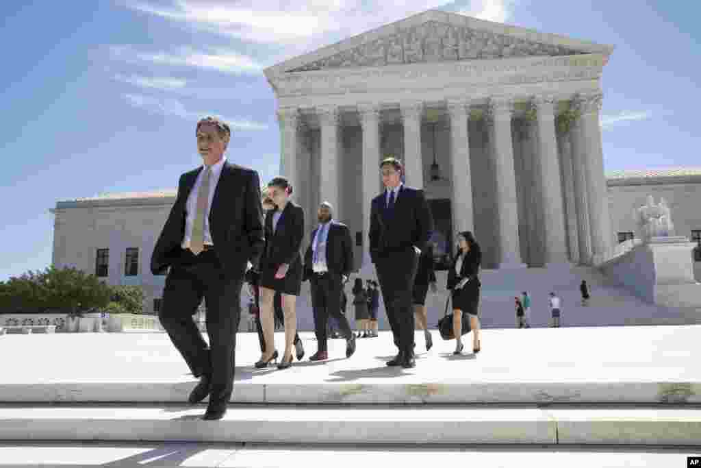 人们离开美国最高法院(6月26日),美联社的图片说明没有提到人名。其中一人似乎是白宫高级顾问库什纳,有没有伊万卡?美国最高法院6月26日宣布,川普总统第二次发布的旅行限令中的部分条款可以生效,直到最高法院到十月份对此作出永久性的裁决。川普欢迎这一裁决,说这有助于保护美国人的安全。人权组织批评这一裁决。