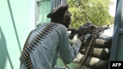 Binh sĩ chính phủ Somalia trong cuộc đụng độ với quân nổi dậy Hồi giáo ở khu phố Taleh, phía nam thủ đô Mogadishu