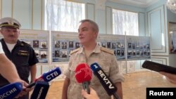 Foto tangkapan layar tampak Komandan Armada Laut Hitam Rusia, Laksamana Viktor Sokolov (tengah), berbicara kepada wartawan di sebuah fasilitas olahraga militer di Sevastopol, Krimea, Rabu, 27 September 2023. (Foto: Biro pers Armada Laut Hitam Rusia via Reuters)