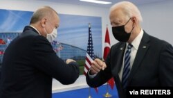 Turski predsednik Redžep Tajip Erdogan tokom susreta sa predsednikom SAD Džoom Bajdenom, na marginama NATO samita u Briselu, 4. juna 2021. (Foto: Reuters/Murat Cetinmuhurdar/Presidential Press Office Handout) 