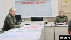 2025년 3월 12일 러시아 쿠르스크 전선을 방문한 블라디미르 푸틴 러시아 대통령이 현지 사령관과 회의를 갖고 있다.