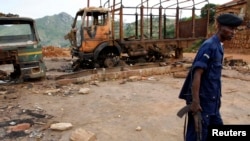 Policier nsima na bitumba na Bundu Dia Kongo, na Matadi, Kongo central, 19 mars 2008. 