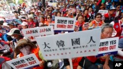 韩国民众2019年8月13日在首尔集会抗议日本对韩国的出口贸易政策。