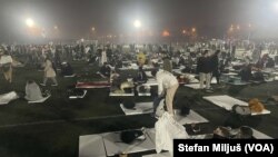 Studenti se spremaju da provedu noć na terenu lokalnog fudbalskog kluba na otvorenom