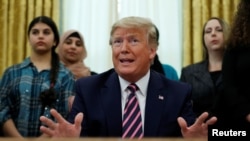 特朗普总统在白宫椭圆形办公室宣布就公立学校祷告问题发出新的指南。(2020年1月16日)