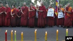 Tăng sĩ Tây Tạng sống lưu vong tổ chức buổi đốt nến cầu nguyện trong thủ đô New Delhi, Ấn Ðộ bày tỏ tinh thần tương thân với nổi thống khổ của người dân ở Tây Tạng