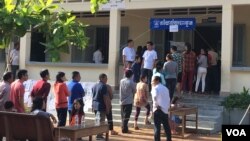 ប្រជាពលរដ្ឋ​តម្រង់​ជួរ​បោះឆ្នោត​នៅ​ក្នុង​សង្កាត់​ផ្សារ​កណ្តាល​២​ រាជធានី​ភ្នំពេញ នៅ​ព្រឹកថ្ងៃអាទិត្យ ទី៤ ខែមិថុនា ឆ្នាំ២០១៧។ (ស៊ុន ណារិន/VOA)