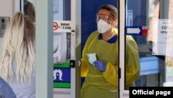 Seorang perawat berbicara dengan seorang pasien COVID-19 di rumah sakit Mount Barker, Adelaide, Australia (foto: dok). 