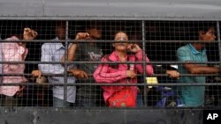 រូបឯកសារ៖ ពលករ​ចំណាកស្រុក​ខ្មែរ​ធ្វើ​ដំណើរ​ពី​ប្រទេស​ថៃ​មក​​ដល់​ច្រក​ព្រំដែន​អន្តរជាតិ​កម្ពុជា-​ថៃ នៅ​​ក្រុង​ប៉ោយប៉ែត ថ្ងៃទី១៧ ខែមិថុនា ឆ្នាំ២០១៤។ 