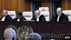 FILE - Hakim dan Presiden Mahkamah Internasional (ICJ), Nawaf Salam (kedua dari kanan) menyampaikan putusan tidak mengikat mengenai akibat hukum pendudukan Israel di Tepi Barat dan Yerusalem Timur di Mahkamah Internasional (ICJ) di Den Haag pada 19 Juli 2024. (Nick Gammon/AFP)