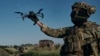 Seorang tentara Ukraine menerbangkan sebuah drone di garis depan dekat Bakhmut, Ukraine, Minggu, 20 Agustus 2023. (Foto: Libkos/AP Photo)