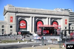 Junion stanica ispred koje je bila postavljena bina za paradu (Foto: ANDREW CABALLERO-REYNOLDS / AFP)
