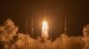 Roket Long March-5 yang membawa misi bulan Chang'e 5 lepas landas dari Pusat Peluncuran Luar Angkasa Wenchang di Wenchang di Provinsi Hainan, China selatan, 24 November 2020. (AP Photo/Mark Schiefelbein).