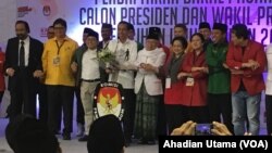 Presiden Joko Widodo dan Kyai Ma’ruf Amin didampingi para ketua umum sembilan parpol pendukung usai melakukan pendaftaran Capres dan Cawapres di KPU RI Jakarta, Jumat, 10 Agustus 2018. (Foto: Ahadian/VOA)