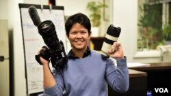 អ្នកស្រី Warangkana Chomchuen ថតរូប​នៅ​ការិយាល័យ​VOA ភាសាថៃ ក្នុង​រដ្ឋធានីវ៉ាស៊ីនតោន។ (Pinitkarn Tulachom/VOA Thai)
