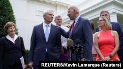 Predsednik SAD Džozef Bajden nakon razgovora sa republikanskim i demokratskim senatorima o planu ulaganja u infrastrukturu (REUTERS/Kevin Lamarque)