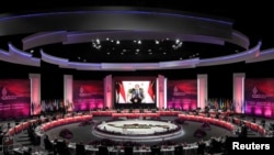 Presiden Indonesia Joko Widodo terlihat di layar menyampaikan pidatonya pada pertemuan menteri keuangan dan gubernur bank sentral G20 (FMCBG) di Jakarta Convention Center. (Foto: Reuters)