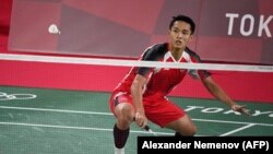 Jonatan Christie melakukan pukulan dalam pertandingan penyisihan grup bulu tangkis tunggal putra melawan Aram Mahmoud dari Tim Olimpiade Pengungsi selama Olimpiade Tokyo 2020 di Musashino Forest Sports Plaza di Tokyo pada 24 Juli 2021. (Foto: AFP/ Alexand