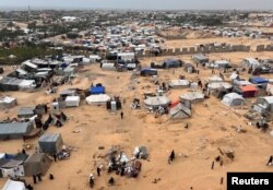 Warga Palestina bersiap untuk meninggalkan perkemahan tenda setelah pasukan Israel melancarkan operasi darat dan udara di bagian timur Rafah, di Rafah, di selatan Jalur Gaza, 10 Mei 2024. (Photo: REUTERS/Hussam Al Masri)