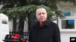 Presiden Turki Recep Tayyip Erdogan berbicara kepada media setelah salat Jumat, di Istanbul, 15 Januari 2021. (Foto: AP)