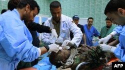 Một binh sĩ thuộc phe nổi dậy bị thương trong bệnh viện ở Ajdabiyah, Libya, ngày 7/4/2011