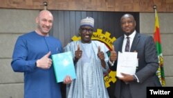 Shugaban NNPC Mele Kyari (tsakiya) a lokacin da aka rattaba hannun a kwantiragin