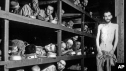 Arhiva -- Crno-bela fotografija napravljena 16. aprila 1945. u nacističkom logoru u Buhenvaldu, u Nemačkoj.