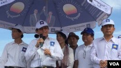 លោក​ ​កឹម សុខា​ ​ប្រធានគណបក្សសង្គ្រោះជាតិ​ថ្លែង​ទៅ​កាន់​អ្នក​គាំទ្រ​របស់​គណបក្ស​ក្នុងថ្ងៃ​ឃោសនា​បោះឆ្នោត​ឃុំ-សង្កាត់​​ក្នុង​ទីក្រុង​ភ្នំពេញ​ កាលពី​ព្រឹក​ថ្ងៃសៅរ៍ទី​២០ខែ​ឧសភាឆ្នាំ២០១៧។​ (កាន់ វិច្ឆិកា/VOA)​ ​