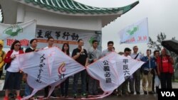 香港支联会副主席蔡耀昌（中间讲话者）及其成员5月5日冒雨举行六四风筝放飞行动 （美国之音记者申华拍摄）