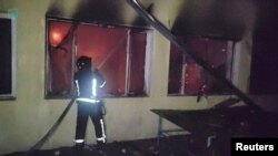 Petugas layanan darurat memeriksa kerusakan akibat serangan pesawat tak berawak Rusia di lokasi yang disebutkan sebagai Odesa, Ukraina, 5 Maret 2024. 9Pasukan Pertahanan Ukraina Selatan/Handout via REUTERS)