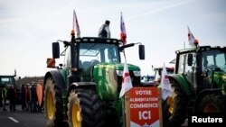 Francuski farmeri blokiraju saobraćajnicu tokom protesta zbog poreza, pritiska na cene i zelene regulacije, 29. januara 2024. 