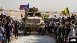 2019年10月6日叙利亚库尔德人在美国装甲车周围。