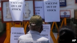 រូបឯកសារ៖ នៅ​ក្នុង​រូបថត​កាល​ពី​ថ្ងៃទី២០ ខែមេសា ឆ្នាំ២០២១ នេះ បង្ហាញ​ពី​សេចក្ដីជូនដំណឹង​ឲ្យ​ប្រជាជន​ដឹង​ថា «វ៉ាក់សាំង​កូវីដ១៩​អស់​ពី​ស្ដុក» នៅ​ខាង​ក្រៅ​មជ្ឈមណ្ឌល​ចាក់​វ៉ាក់សាំង​មួយ​ក្នុង​ទីក្រុង​ Mumbai ប្រទេស​ឥណ្ឌា។ 