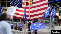 Para pendukung Presiden AS Donald Trump berunjuk rasa di luar Pennsylvania Convention Center, enam hari setelah pemilu di Philadelphia, Pennsylvania, AS, 9 November 2020. (Foto: REUTERS/Bastiaan Slabbers)