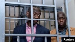 Mpinzani mkongwe wa Rais Museveni Kizza Besigye na mwenzake Obeid Lutale wakiwa katika mahakama ya kijeshi katika kitongoji cha Kampala cha Makindye, Novemba 20, 2024. Picha ya Reuters