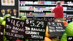 资料照 - 照片中是美国佛罗里达州2018年6月中旬一家超市里两类苹果以及一种土豆的价格。