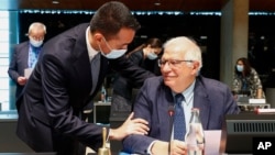 រដ្ឋមន្ត្រី​ការ​បរទេស​អ៊ីតាលី​លោក Luigi Di Maio (ឆ្វេង) ថ្លែង​ទៅ​កាន់​​ប្រធាន​ទទួល​បន្ទុក​​ការ​បរទេស​របស់​សភាព​អ៊ឺរ៉ុប​លោក Josep Borrell ក្នុង​អំឡុង​កិច្ចប្រជុំ​​រដ្ឋមន្ត្រី​ការ​បរទេស​អឺរ៉ុប​នៅ​ប្រទេស​លុចសំបួ​​ កាល​ពី​ថ្ងៃ​ទី​២១ ខែ​មិថុនា ឆ្នាំ​២០២១។