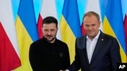 ប្រធានាធិបតី​អ៊ុយក្រែន​លោក Volodymyr Zelenskyy ចាប់ដៃជាមួយ​នាយករដ្ឋមន្ត្រី​ប៉ូឡូញ​លោក Donald Tusk នៅ​ទីក្រុង Warsaw ​ប្រទេស​ប៉ូឡូញ កាលពីថ្ងៃទី១៥ មករា ឆ្នាំ២០២៥។
